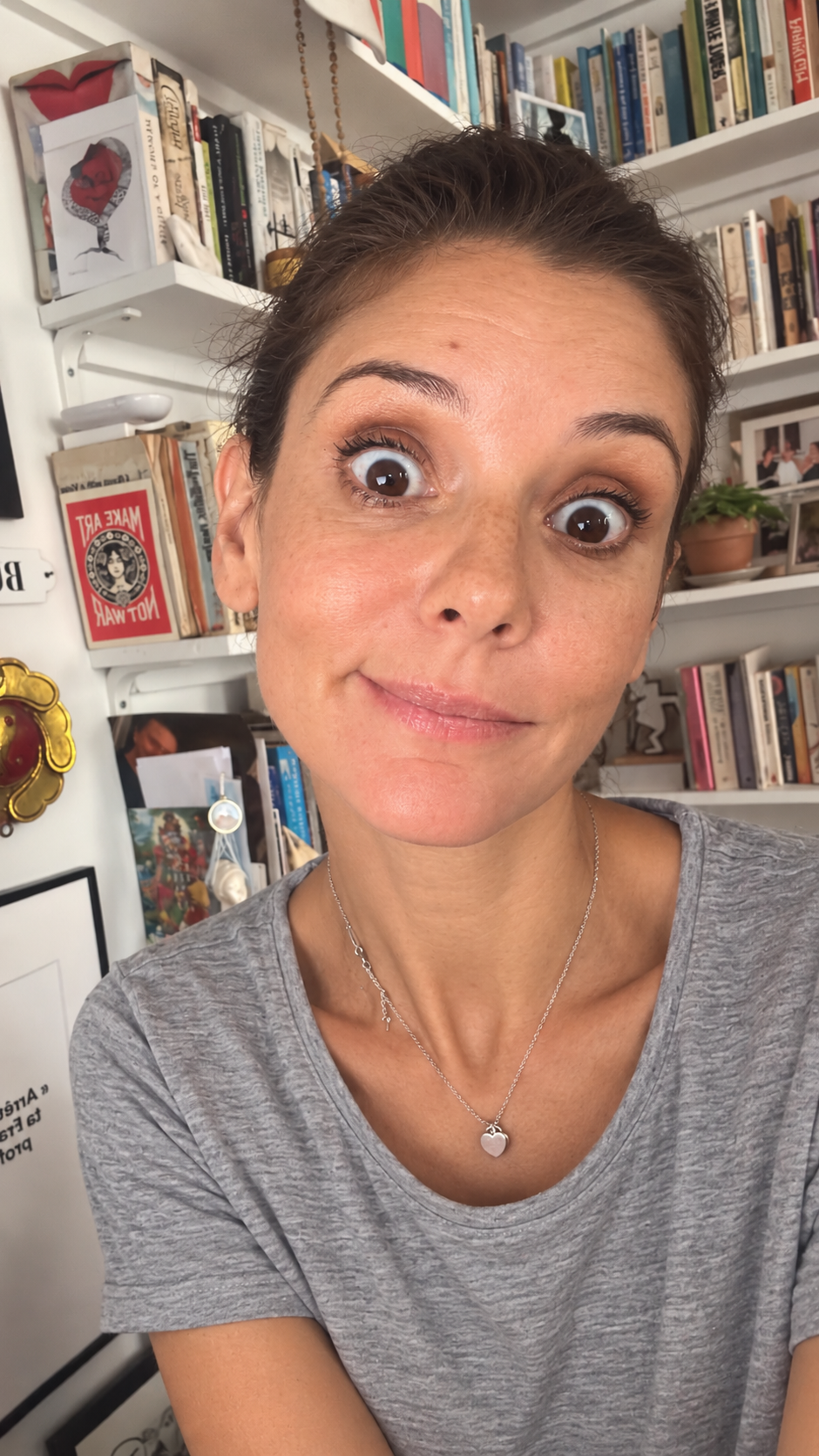 Portrait of Zoë Hearne in her home office in Nice